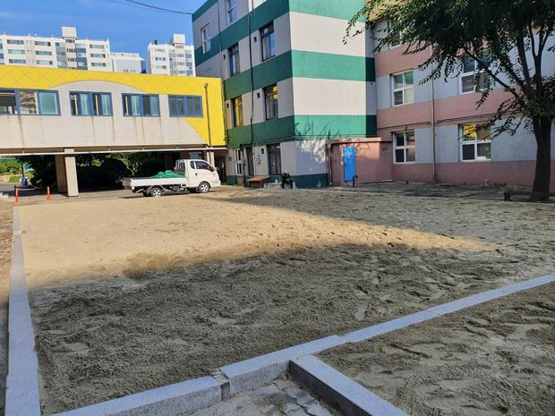 영암군고등학교 운동장 관리, 안전과 효율성을 위한 전국산업안전 프로토콜!