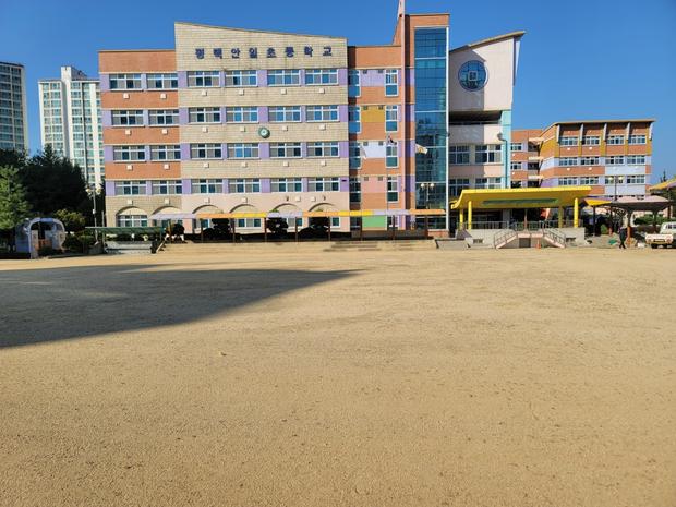 영암군고등학교 운동장 잡초 제거, 전국산업안전으로 안전하고 깨끗하게! 관련 이미지