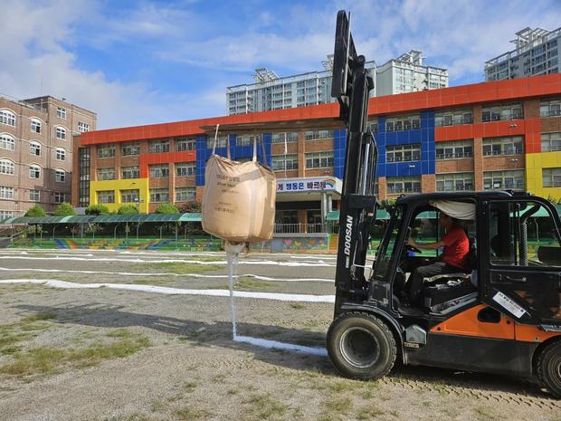 영암군 어린이집 운동장 잡초 제거! 전국산업안전으로 건강하고 깨끗한 놀이터 만들어봐요!