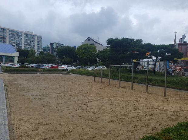 학교 운동장 잡초 제거, 전국산업안전으로 안정적인 놀이터 만들기!