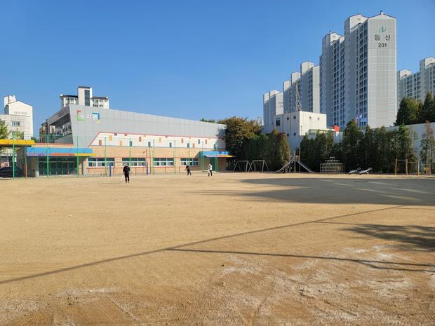 학교 운동장 잡초 제거! 전국산업안전으로 안전하고 깨끗하게!