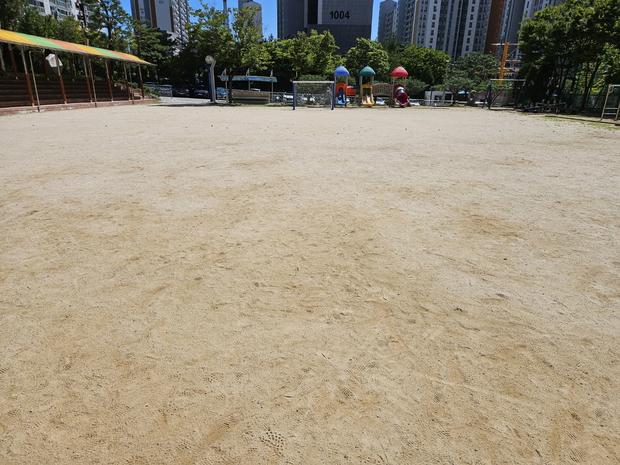 학교 운동장 잡초 제거! 전문 시공으로 안전하고 지속가능한 공간 만들어 보세요