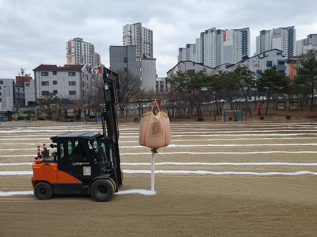 덕진면고등학교 운동장 잡초 제거, 전국산업안전으로 최상의 학교 시설 관리!
