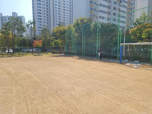 학교 운동장 잡초 제거: 전국산업안전으로 건강한 활동 공간 만들기!