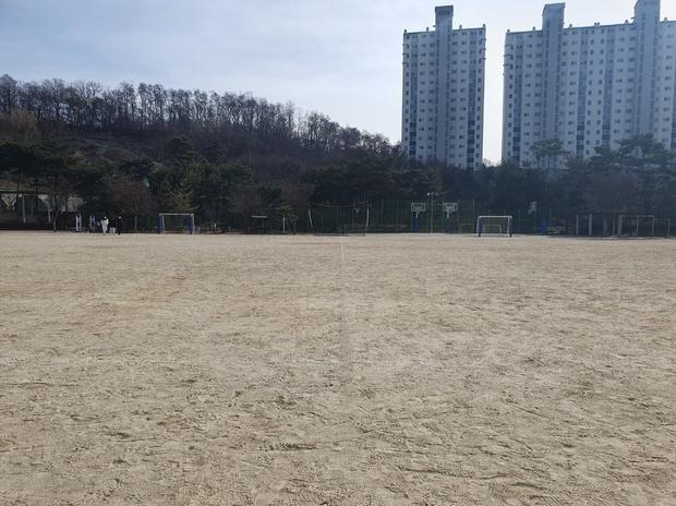 금정면중학교 운동장 모래보충, 전국산업안전으로 즐겁고 안전한 놀이!