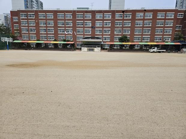 학교 운동장 모래 보충, 전국산업안전으로 깨끗하고 안전하게 놀 수 있도록!