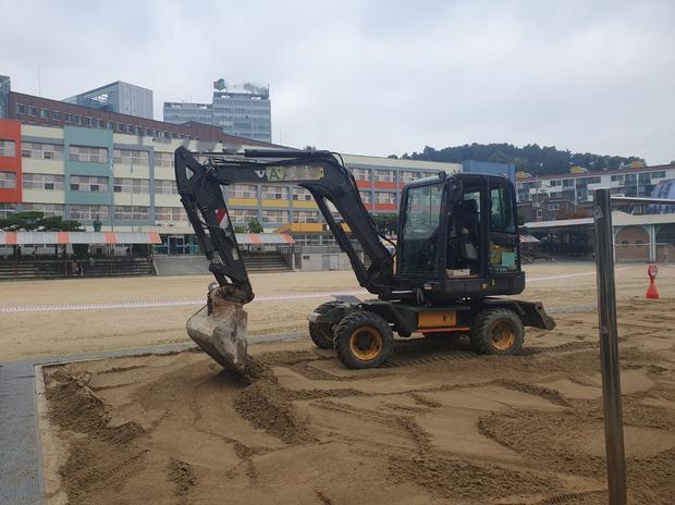 ? 운동장 모래보충, 안전과 효율성까지! 금정면병설유치원 시공 완벽 가이드 관련 이미지