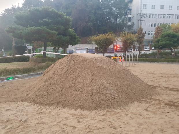신북면고등학교 운동장 소금살포: 전문 시공으로 깨끗하고 안전한 공간 만들기!