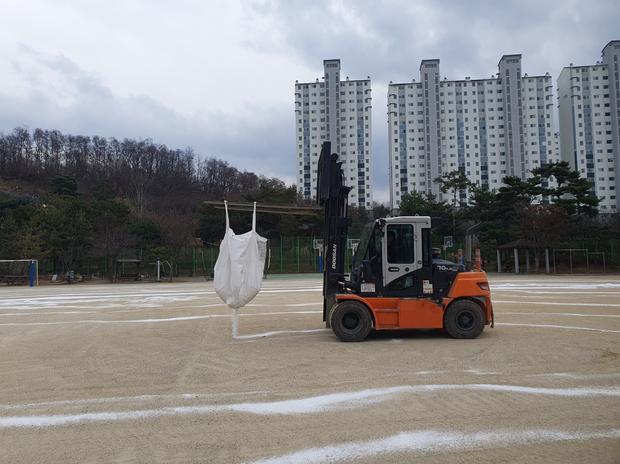 신북면병설유치원 운동장 모래보충, 전국산업안전으로 안전한 놀이터 만들고!
