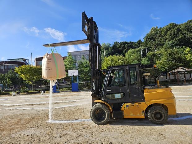 학교 운동장 잡초 제거: 전문 시공으로 안전하고 지속 가능한 놀이터 만들기!