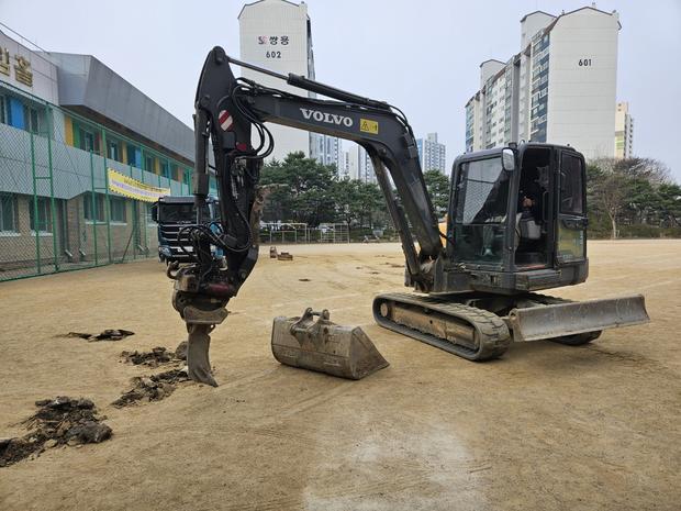 학교 운동장 잡초 제거! 전문 시공으로 안전 & 질 좋은 공간 만들어보세요! 관련 이미지