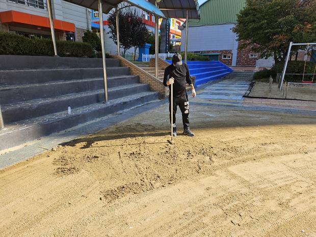 도포면중학교 운동장 소금살 포장 | 전국산업안전으로 깨끗하고 안전한 운동장 만들기! 관련 이미지