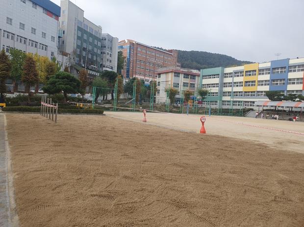 도포면고등학교 운동장 소금살포: 전문 시공으로 안전하고 지속 가능한 즐거움! 관련 이미지