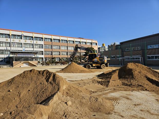 학교 운동장 안전, 전국산업안전 믿음직하게! 군서면 어린이집 운동장 소금살포