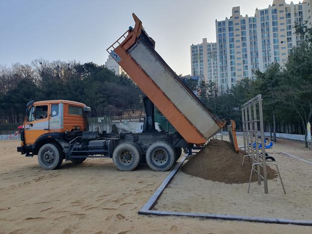 미암면고등학교 운동장 잡초 제거: 전국산업안전으로 안전하고 신뢰할 수 있는 시설 관리!