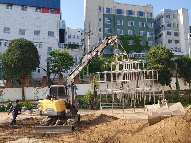 ? 운동장 잡초 제거: 미암면 어린이집, 전국산업안전으로 안전하고 따뜻하게!