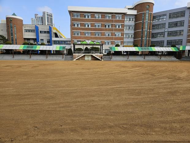 무안군고등학교 운동장 소금살포: 전국산업안전으로 안전한 놀이터를 위한 꼼꼼한 관리!
