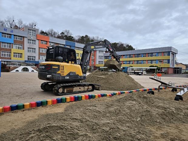 무안읍초등학교 운동장 잡초 제거: 전국산업안전으로  학생들의 건강 & 안전을 보호하세요