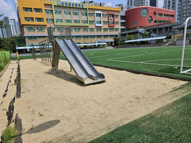 무안읍중학교 운동장 모래보충, 전국산업안전으로 깨끗하고 안전한 놀이터 만들기!