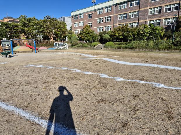 학교 운동장 잡초 제거: 전국산업안전으로 신뢰할 수 있는 꼼꼼한 서비스! 관련 이미지