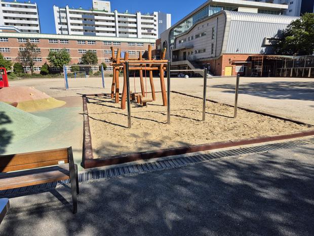 삼향읍고등학교 운동장 잡초 제거! 전문 시공으로 안전하고 깨끗한 공간 만들어요!
