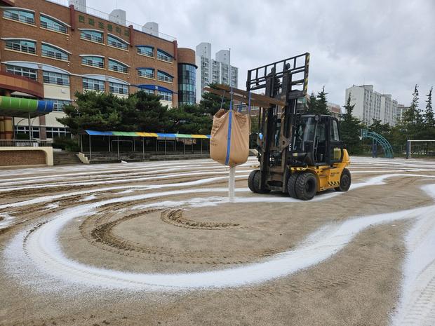 청계면초등학교 운동장 모래보충, 전국산업안전으로 깨끗하고 안전한 놀이터 만들기!