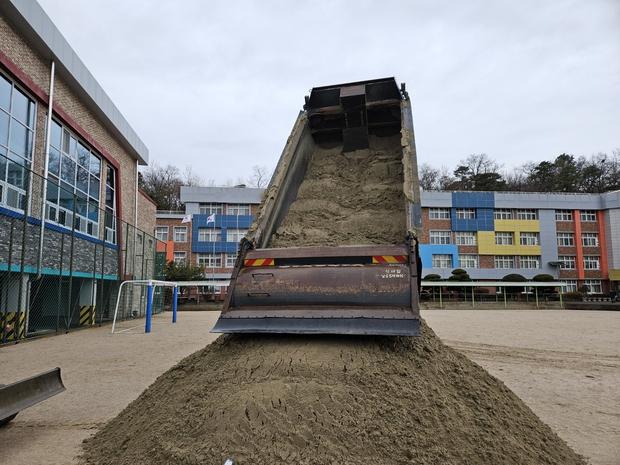 청계면고등학교 운동장 잡초 제거, 전국산업안전으로 안전하게 놀이터 만들어보세요!