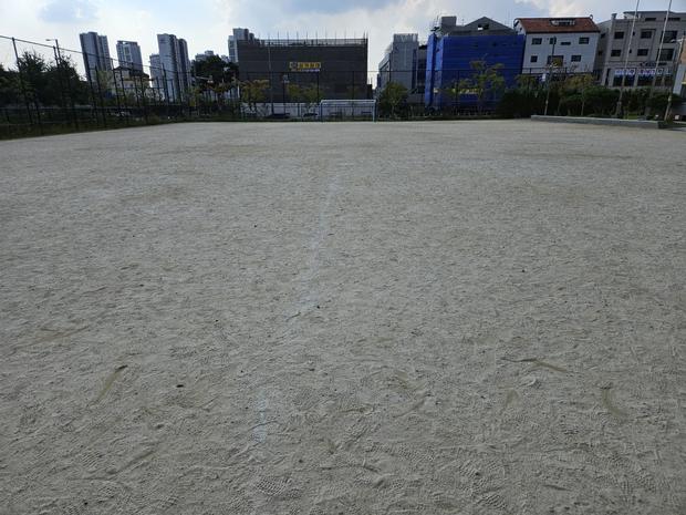 현경면중학교 운동장 소금 살포, 전국산업안전으로 건강한 운동하세요!