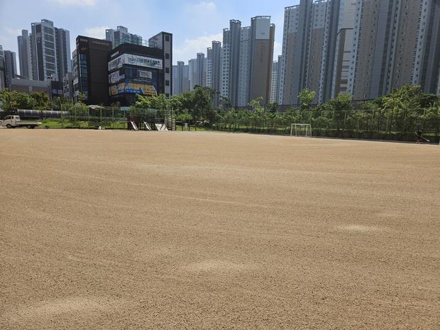 학교 운동장 잡초 제거, 전국산업안전으로 안전하게 놀 수 있도록!