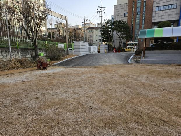 학교 운동장 잡초 제거! 전문가 시공, 안전하고 효과적으로!