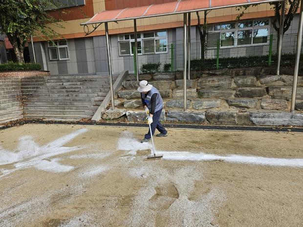 망운면중학교 운동장 모래보충: 전국산업안전으로 빛나는 놀이터 만들기!