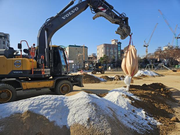망운면고등학교 운동장 소금살포: 전국산업안전으로 최상의 놀이터를 만들어보세요!