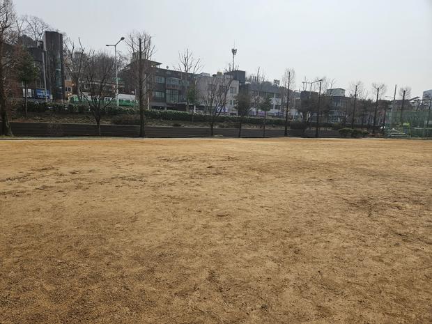 학교 운동장 잡초 제거, 전국산업안전으로 안전하고 건강한 놀이터 만들기!