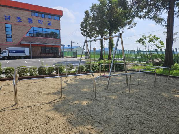 학교 운동장 유지보수, 안전하게! 해제면유치원에서   전국산업안전으로 더욱 신뢰할 만... 관련 이미지