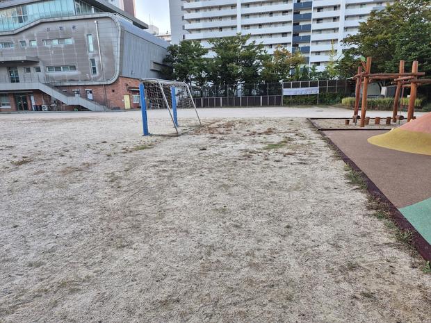학교 운동장 유지보수, 안전하게! 해제면유치원에서   전국산업안전으로 더욱 신뢰할 만...