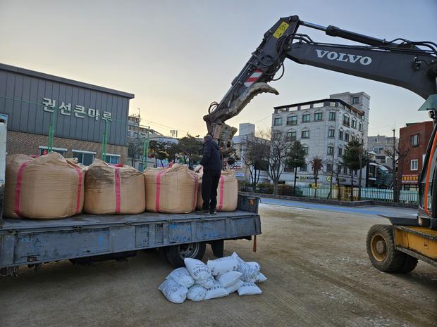 해제면고등학교 운동장 잡초 제거: 전국산업안전으로 안전하게!