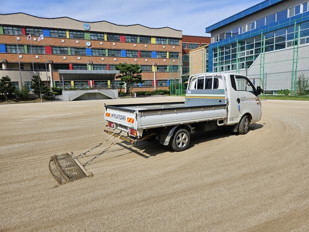 운남면중학교 운동장 잡초 제거: 전국산업안전으로 안전하고 쾌적한 운동 공간 만들기