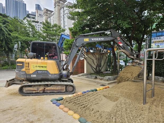 운남면 어린이집 운동장 잡초 제거, 전국산업안전으로 건강하게 놀라야 해요!