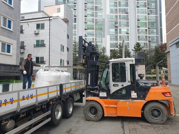 함평읍중학교 운동장 잡초 제거! 전국산업안전으로 안전하고 깨끗한 공원 만들기