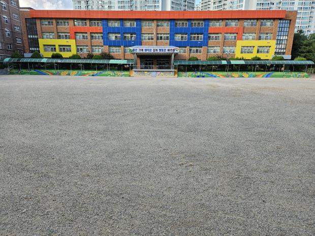 학교 운동장 잡초 제거 전문가로 손불면중학교 운동장 깨끗하게! 관련 이미지