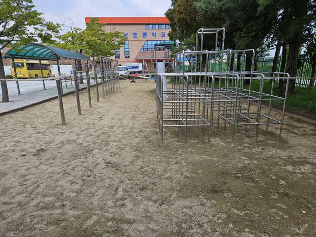 신광면초등학교 운동장 모래보충, 전국산업안전으로 학교 놀이터를 더욱 안전하게!