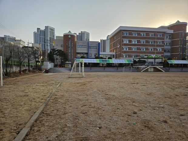 신광면고등학교 운동장 잡초 제거, 전국산업안전으로 깨끗하고 안전한 놀이터 만들기! 관련 이미지