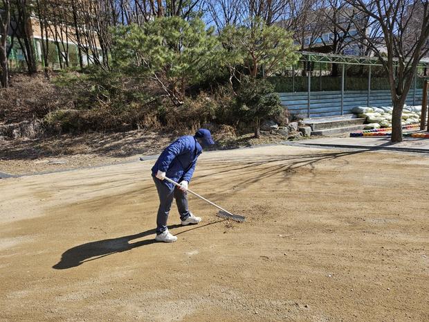 학교 운동장 모래보충, 전국산업안전으로 안전한 놀이 공간 만들어요!