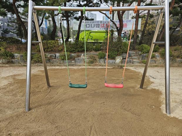 학교 운동장 관리, 30년 경험! 안전하고 튼튼하게 유지하세요! 관련 이미지