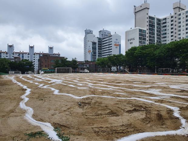 엄다면초등학교 운동장 모래보충 | 전국산업안전 숙련된 설비 유지보수 관련 이미지