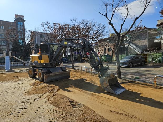 엄다면고등학교 운동장 잡초 제거: 전문 시공, 안전 확보를 위한 필수! 관련 이미지