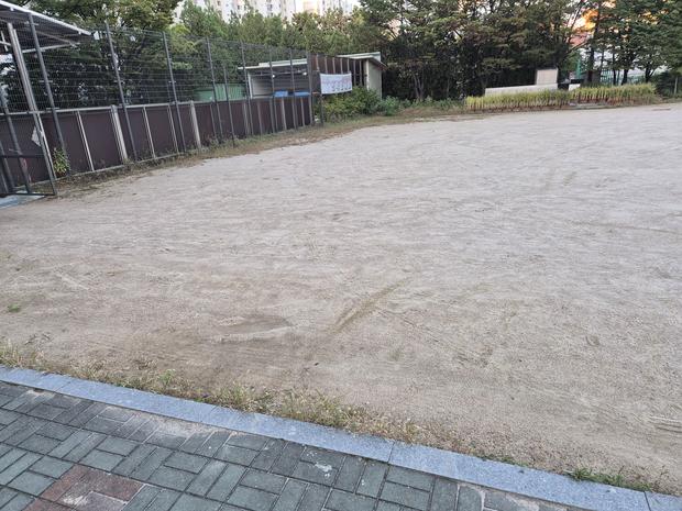 나산면유치원 운동장 소금살포: 전문 시공으로 안전하고 쾌적한 공간 만들어보세요! 관련 이미지