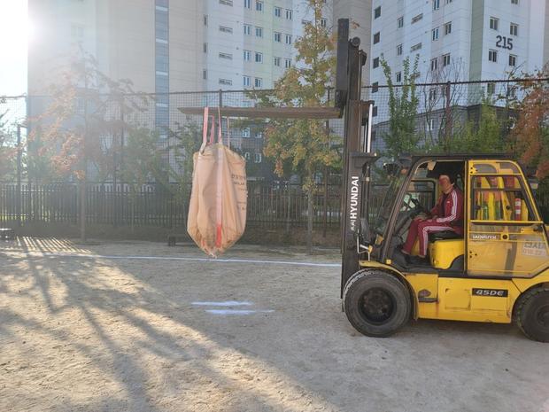 나산면유치원운동장 잡초 제거, 전국산업안전으로 완벽하게!