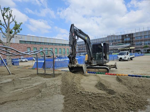 학교 운동장 잡초 제거, 전국산업안전으로 안정적인 공간 만들어보세요! 관련 이미지