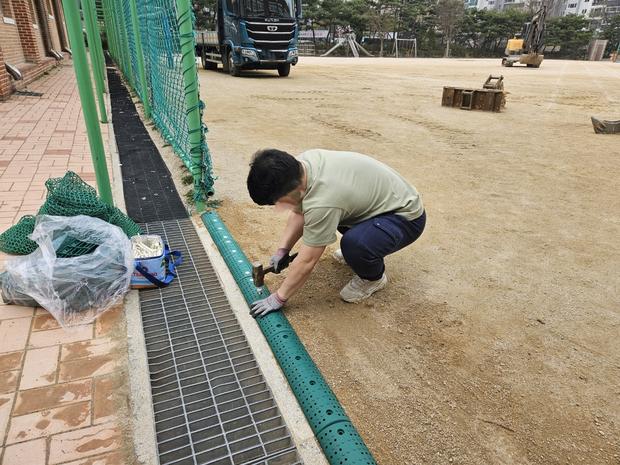 학교 운동장, 안전하게 유지보수!  영광읍병설유치원 소금살포 공간 전문 관리